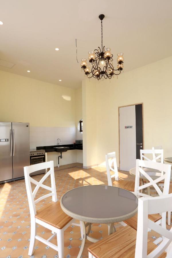 Urbanest Inn House Slipi Jakarta Ngoại thất bức ảnh